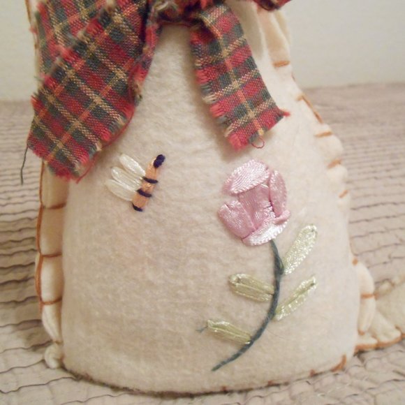 Kitty Cat With Ribbon Embroidery - Picture 3 of 8